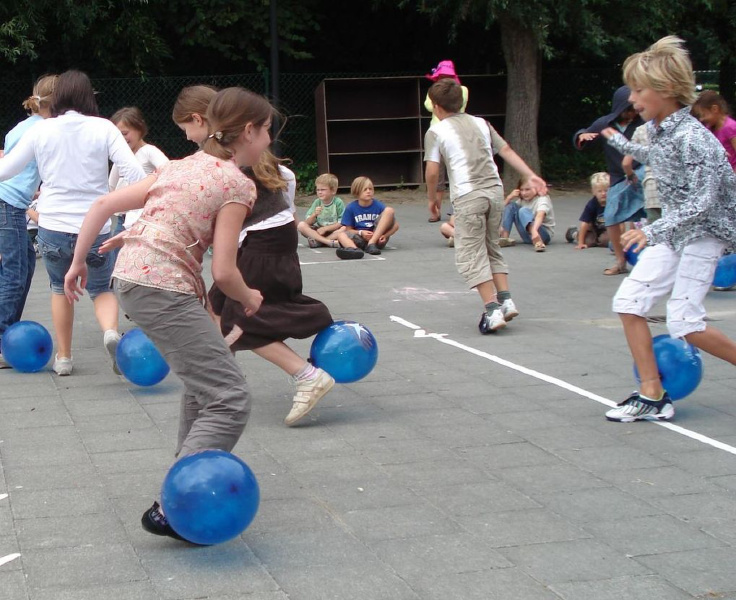 Spel met ballonnen op schoolplein